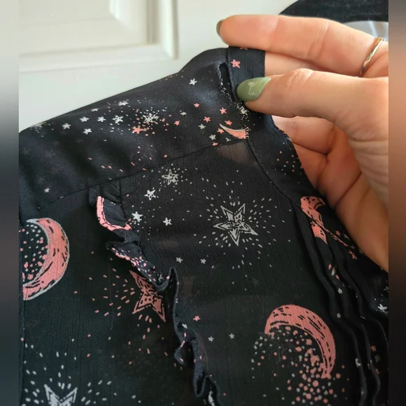 Torrid 0 Black Stars and Moon Print Chiffon Banded Top with Mandarin Collar- EUC - Picture 9 of 9